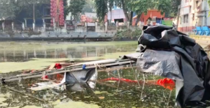 सीपीएम का बुक स्टॉल उखाड़कर तालाब में फेंका राजनैतिक गुडों पर आरोप।
